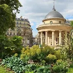 Elegant 2-Bedroom Apartment In The Heart Of Paris\' 8Th Arrondissement