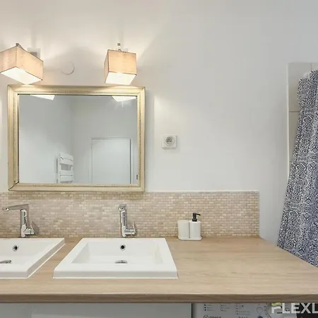 Elegant 2-bedroom In The Heart Of Paris' 8th Arrondissement Appartamento Parigi